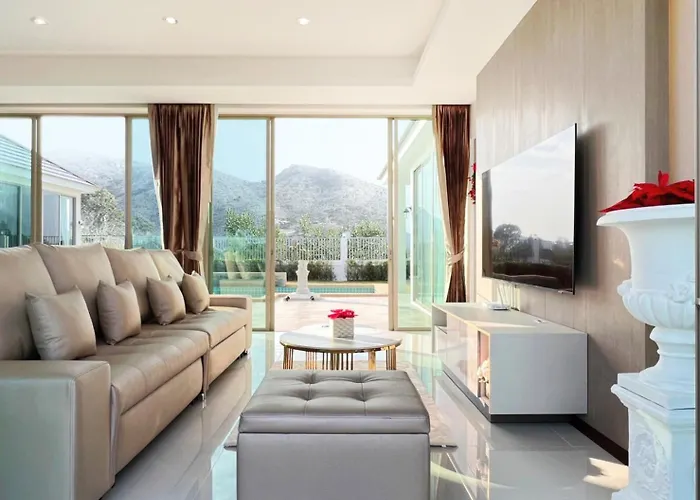 Luxurious 4-Bedroom Pool Villa Best Mountain Views