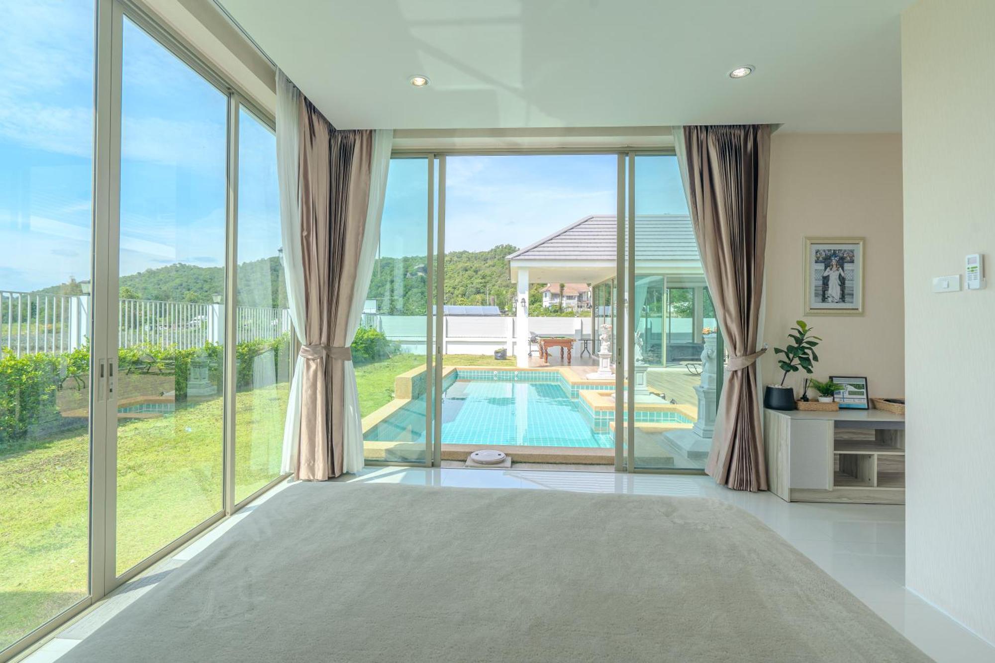 Luxurious 4-bedroom Pool Mountain Views