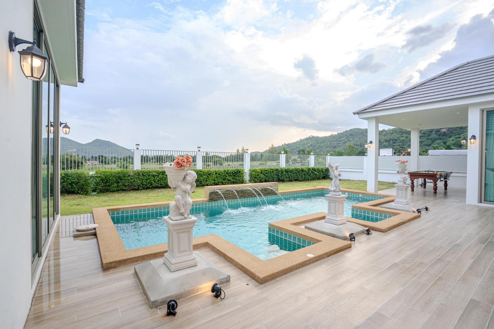 Villa Luxurious 4-bedroom Pool Mountain Views Hua Hin