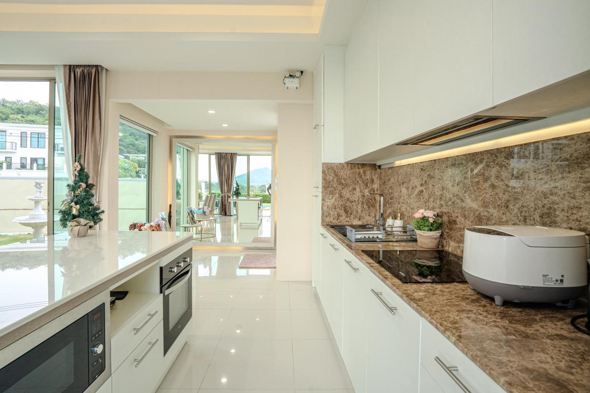 Luxurious 4-bedroom Pool Mountain Views *
