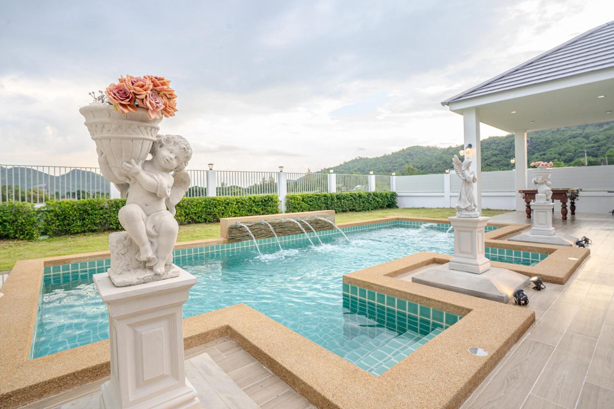 Luxurious 4-bedroom Pool Mountain Views Villa Hua Hin